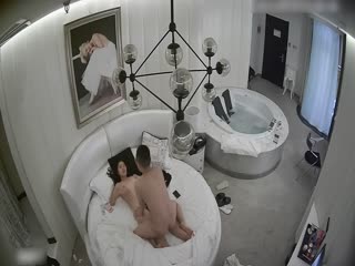 #情趣酒店豪华房偷拍非常能干的眼镜男床上干到浴缸站着快速抽插